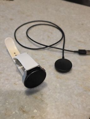 Samsung 4 Smartwatch with White Band and Magnetic Charger